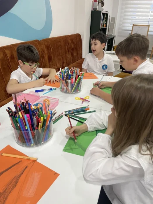 Home 8 De la pictură și muzică la jocuri interactive, copiii își dezvoltă curiozitatea și creativitatea.